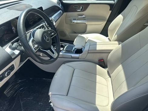Used 2023 Mercedes-Benz GLB 250 4MATIC w/ Premium Package image 17