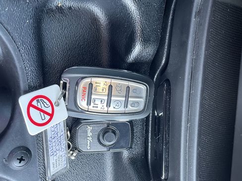 Used 2021 Chrysler Pacifica Touring-L w/ S Appearance Package image 18