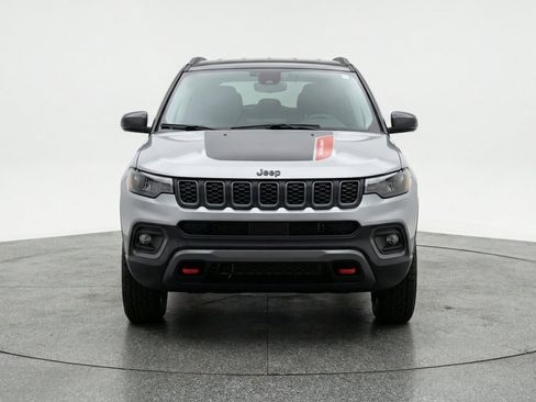 Used 2025 Jeep Compass Trailhawk AWD/4WD image 2