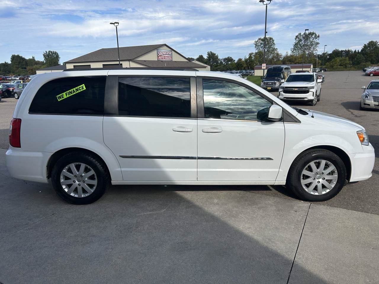 Used 2015 Chrysler Town & Country Touring FWD image 4