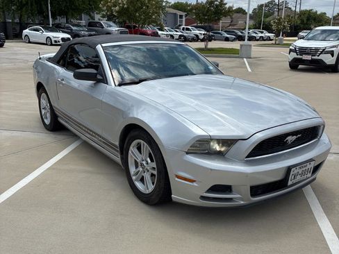 Used 2013 Ford Mustang Convertible RWD image 3