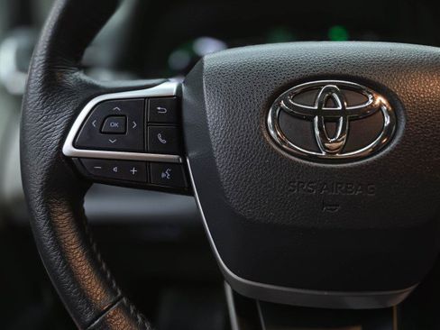 Used 2023 Toyota Sienna XLE FWD image 23