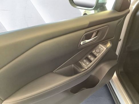 Used 2025 Nissan Rogue SV image 12