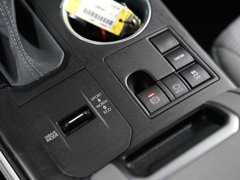 Used 2023 Toyota Highlander LE FWD image 23