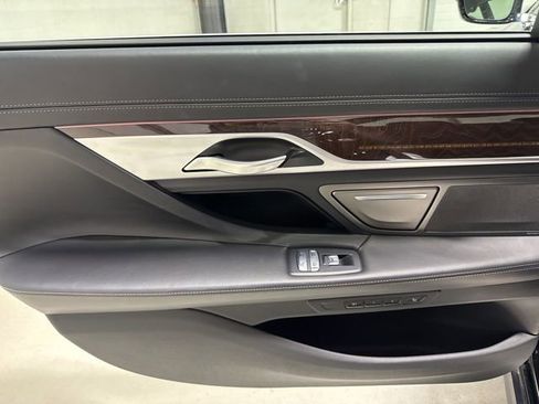 Used 2022 BMW 750i xDrive w/ Luxury Rear Seating Package image 32