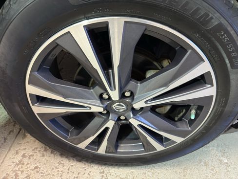 Used 2017 Nissan Pathfinder Platinum AWD/4WD image 38
