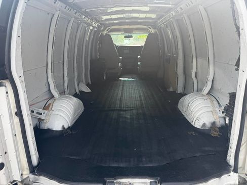 Used 2018 Chevrolet Express 2500 Extended RWD image 15