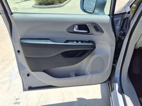 Used 2020 Chrysler Pacifica Touring-L w/ Tire & Wheel Group FWD image 16