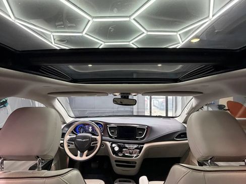 Used 2020 Chrysler Pacifica Limited FWD image 33