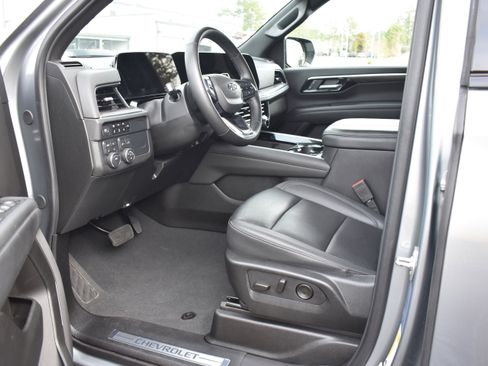 Used 2025 Chevrolet Suburban Z71 image 12