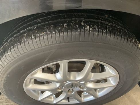 Used 2024 Chrysler Pacifica Touring-L image 8