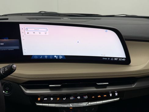 Used 2024 Cadillac XT4 Luxury w/ Cold Weather Package FWD image 18