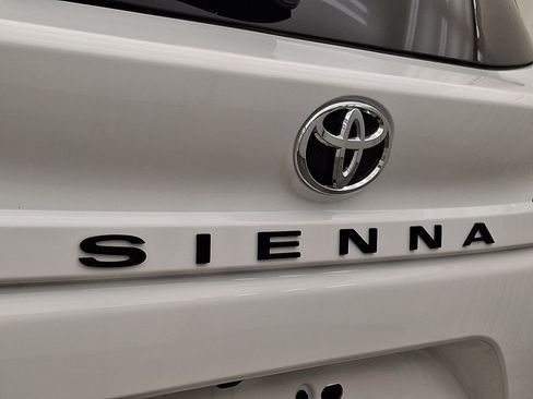 Used 2026 Toyota Sienna LE FWD image 26
