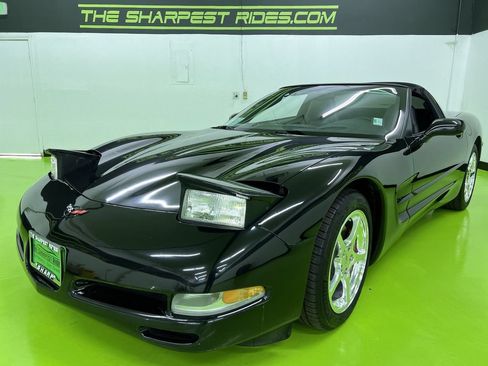 Used 2004 Chevrolet Corvette Coupe w/ Roof Package RWD image 5