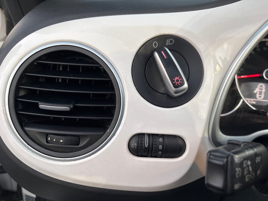 Used 2013 Volkswagen Beetle TDI FWD image 28
