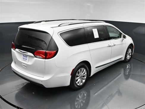 Used 2018 Chrysler Pacifica Touring-L FWD image 24