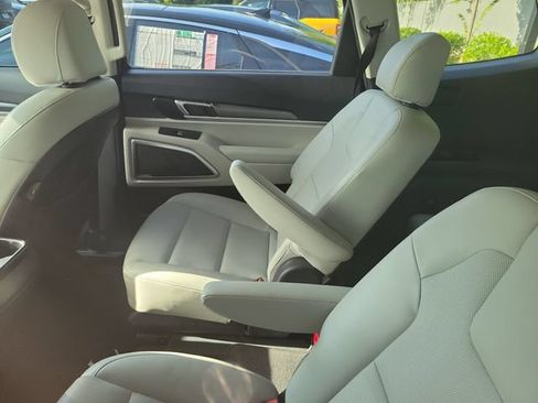Used 2022 Kia Telluride S FWD image 7