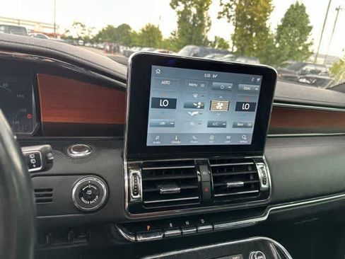 Used 2020 Lincoln Navigator L Reserve w/ Equipment Group 208A Reserve AWD/4WD image 9