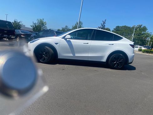 Used 2024 Tesla Model Y Long Range AWD/4WD image 20