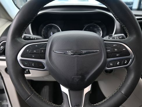 Used 2023 Chrysler Pacifica Touring-L FWD image 15