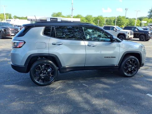 Used 2023 Jeep Compass Latitude w/ Sun and Sound Group AWD/4WD image 8