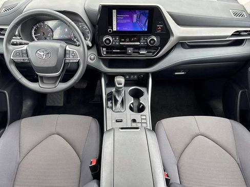 Used 2025 Toyota Highlander LE FWD image 15