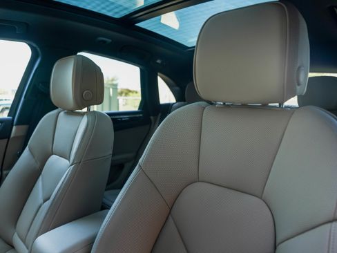 Certified 2025 Porsche Macan image 5