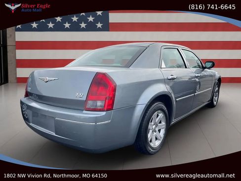Used 2006 Chrysler 300 Touring w/ Comfort/Convenience Group image 4