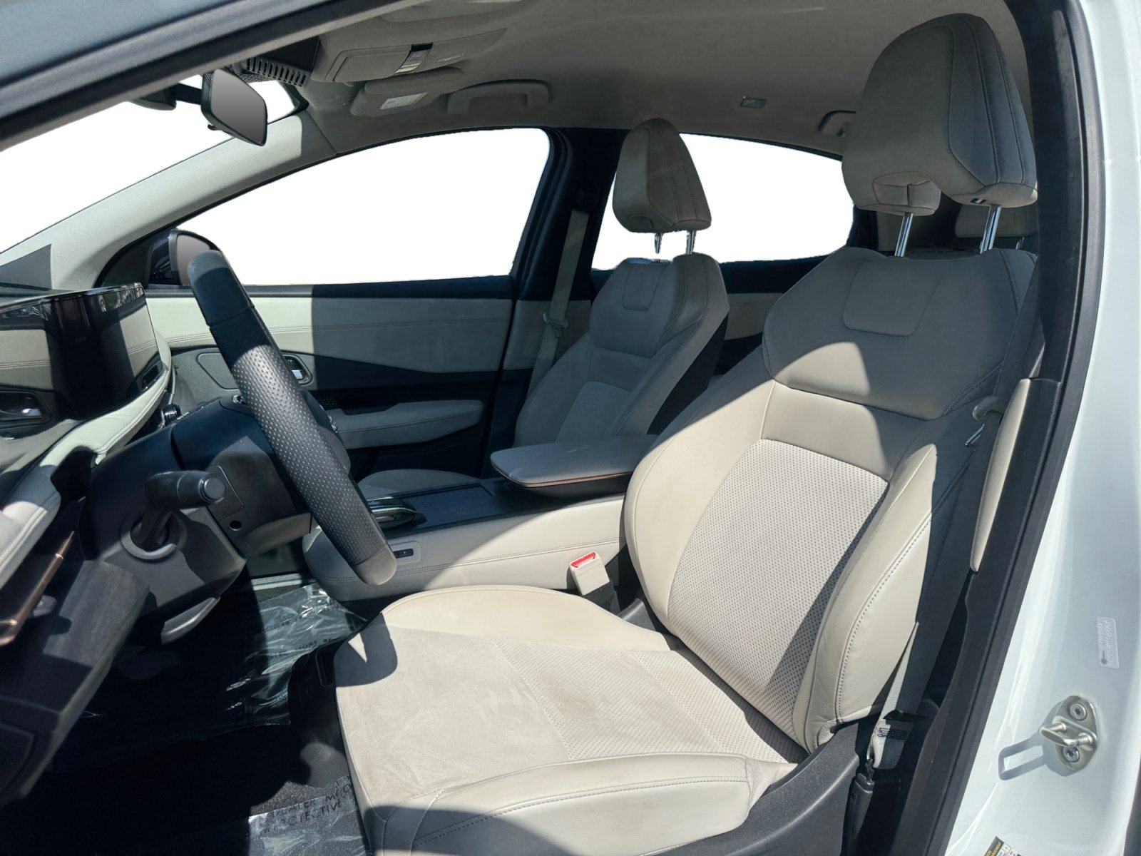 Used 2024 Nissan Ariya FWD image 9