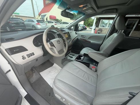 Used 2012 Toyota Sienna XLE w/ Entertainment Pkg FWD image 9