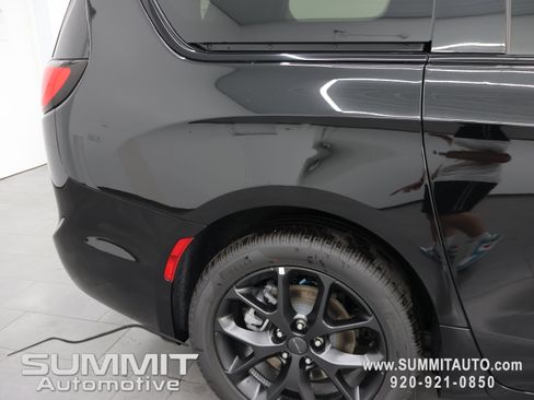 New 2027 Chrysler Pacifica Limited w/ Family Tech Group AWD/4WD image 32