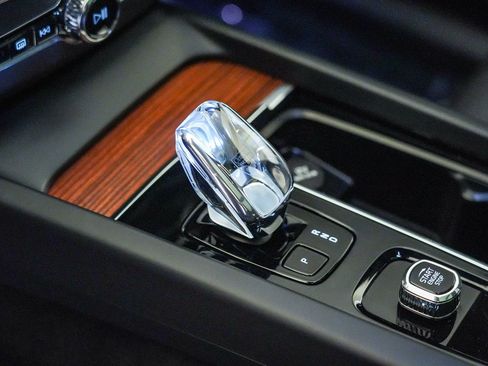 Certified 2023 Volvo XC60 T8 Ultimate w/ Protection Package Premier AWD/4WD image 21