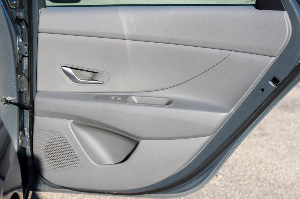 Used 2025 Hyundai Elantra Hybrid FWD image 16