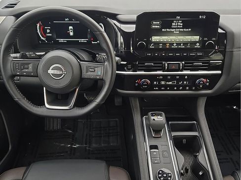 Used 2025 Nissan Pathfinder Platinum image 12