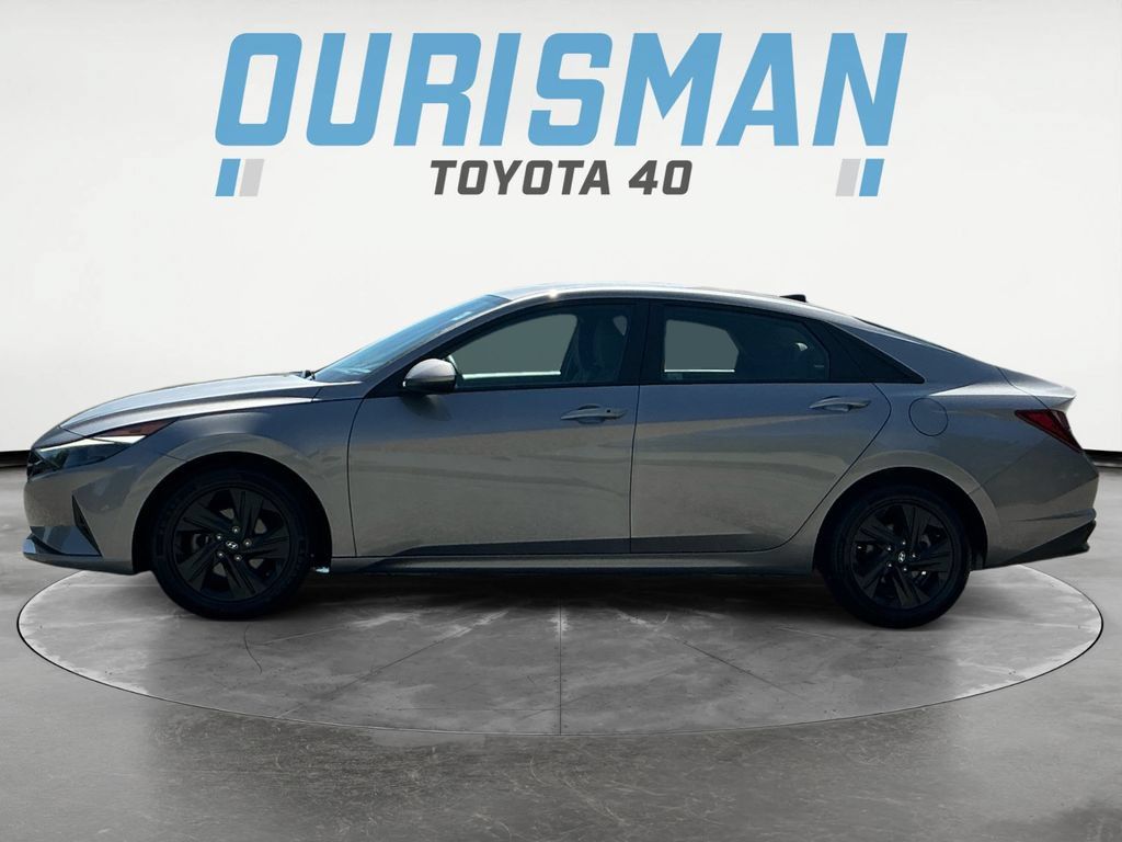 Used 2023 Hyundai Elantra SEL w/ Preferred Accessory Package FWD image 4