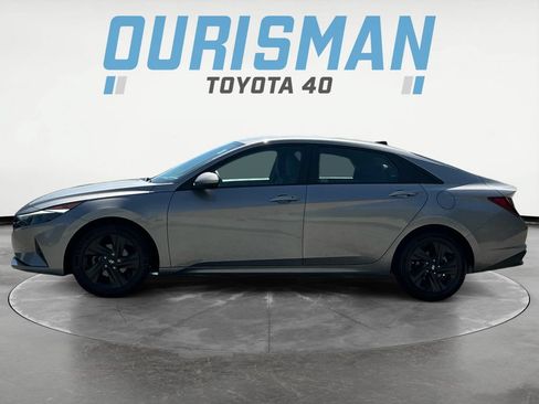 Used 2023 Hyundai Elantra SEL w/ Preferred Accessory Package FWD image 4