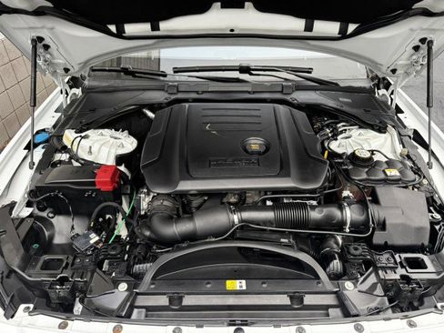 Used 2017 Jaguar XF image 5