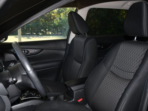 Used 2018 Nissan Rogue SV w/ Premium Package image 12