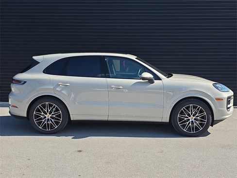 Certified 2025 Porsche Cayenne E-Hybrid image 8