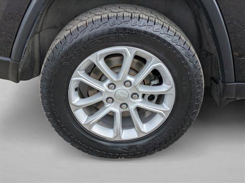 Used 2021 Jeep Grand Cherokee Laredo AWD/4WD image 29