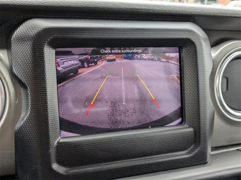 Used 2018 Jeep Wrangler Unlimited Sahara image 22