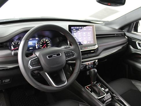 Used 2025 Jeep Compass Trailhawk AWD/4WD image 7