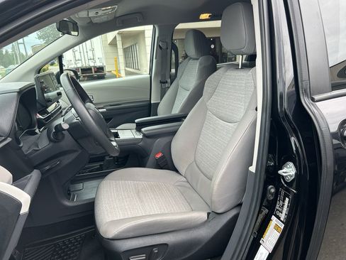 Used 2024 Toyota Sienna LE AWD/4WD image 10