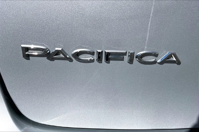 Used 2024 Chrysler Pacifica Touring-L FWD image 24