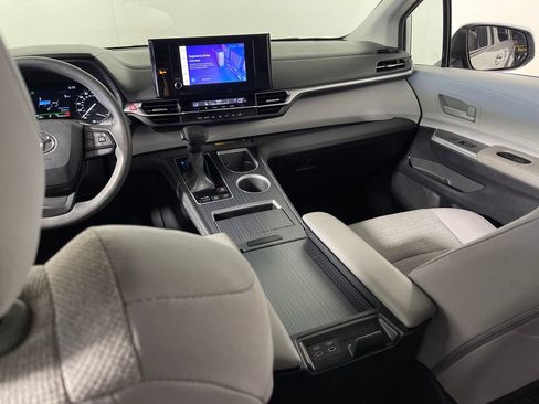Used 2025 Toyota Sienna LE w/ LE Plus Package FWD image 17