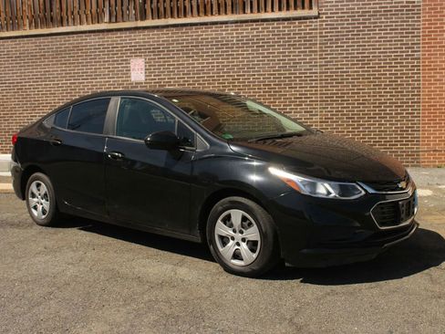 Used 2018 Chevrolet Cruze LS FWD image 1