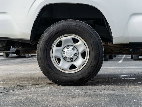 Used 2018 Toyota Tacoma SR image 9