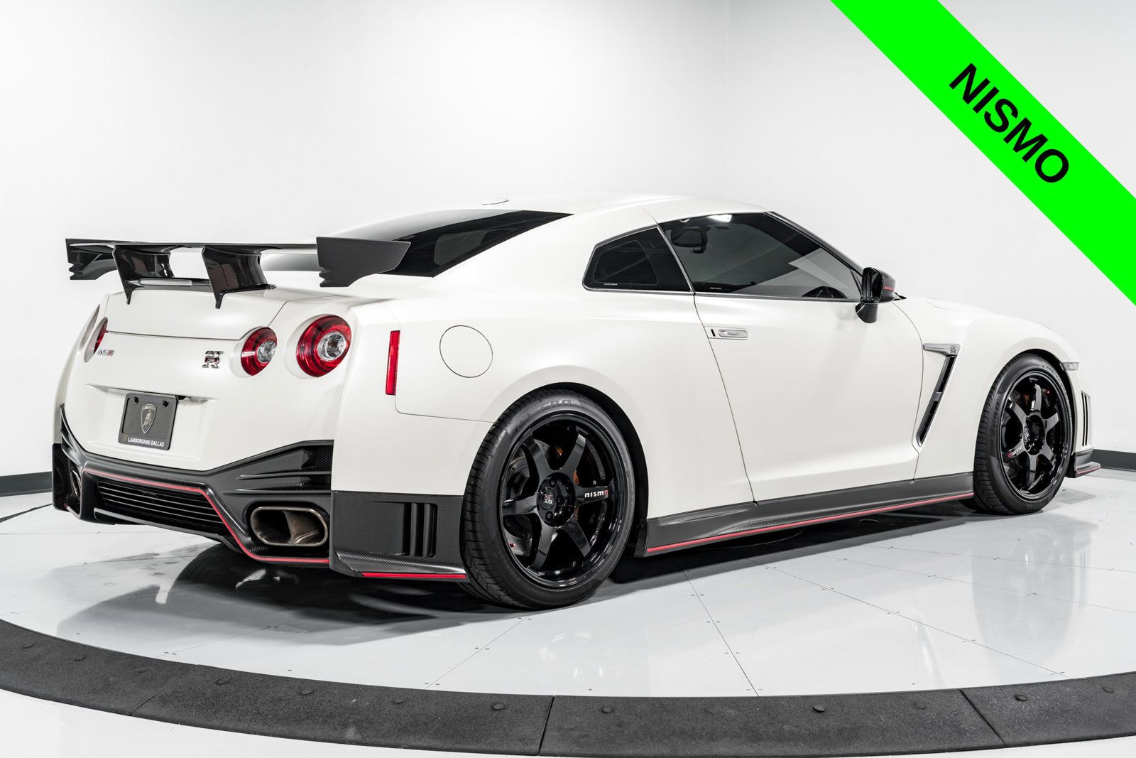 Used 2016 Nissan GT-R NISMO AWD/4WD image 3