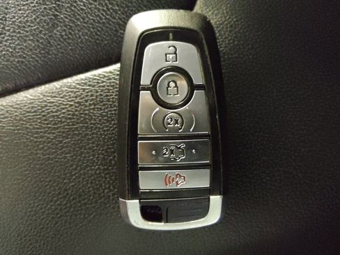 Used 2019 Ford Edge Titanium image 32