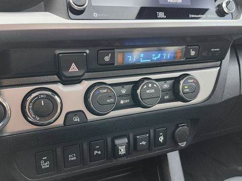 Used 2020 Toyota Tacoma Limited image 33
